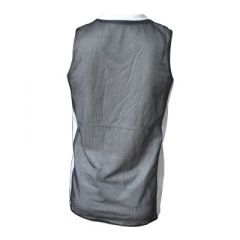 Rückansicht Basketballtrikots schwarz/weiß