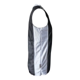 Seitenansicht Basketballtrikots schwarz/weiß